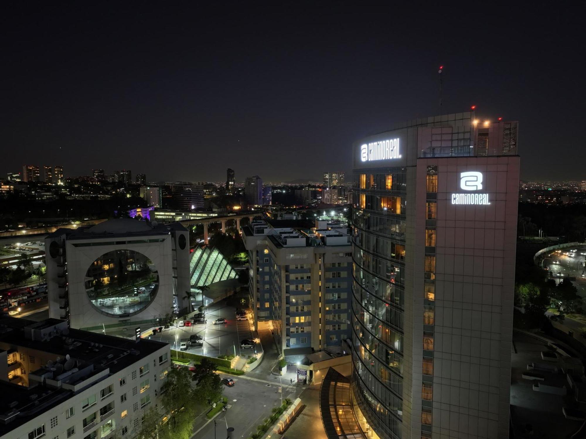Camino Real Santa Fe Hotel Mexico-stad Buitenkant foto View of the complex at night